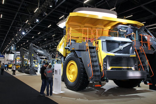 Volvo apresenta o maior caminhão articulado do mundo - Estradão