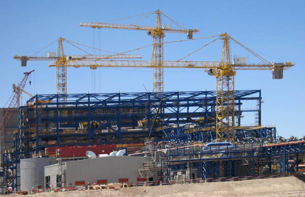 Gruas mobilizadas na implantação de minas em Atacama