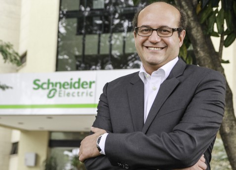 CLEBER MORAIS ASSUME SCHNEIDER ELETRIC