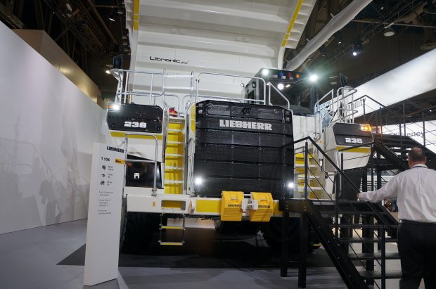 PRÉ-ESTREIA MUNDIAL DO CAMINHÃO DE 100 TON DA LIEBHERR