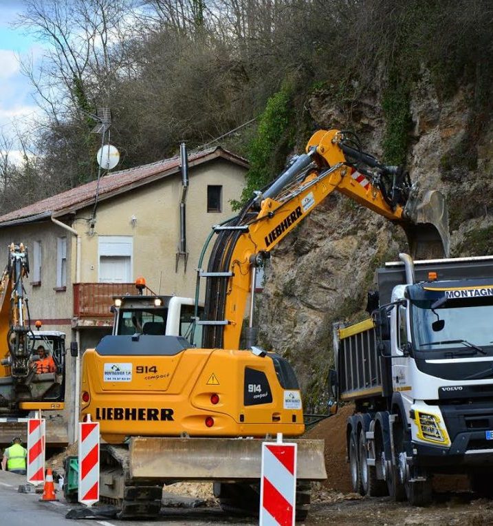 DUAS ESCAVADEIRAS COMPACTAS PARA OBRAS PÚBLICAS