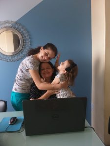 Thayana Araújo com, da TEMPLE, com as filhas Letícia e Luma 