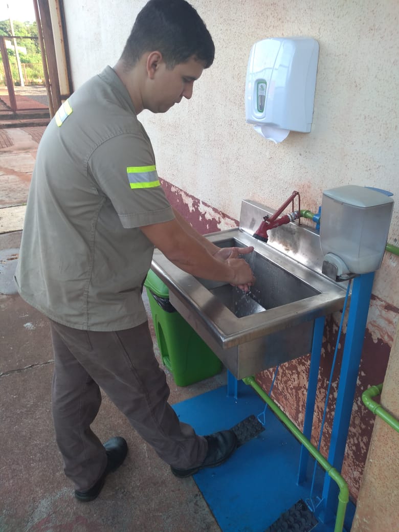 ENGENHOCA COM MATERIAIS RECICLÁVEIS CONTRA A COVID-19