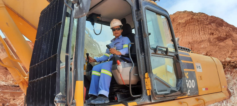 DUAS MULHERES EM “TRABALHO PARA HOMEM”