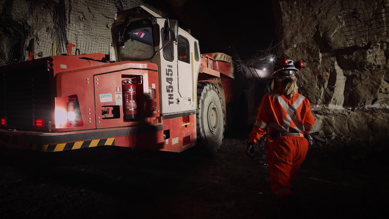 NOVOS EQUIPAMENTOS DE CARREGAMENTO E TRANSPORTE EM PEDRA BRANCA