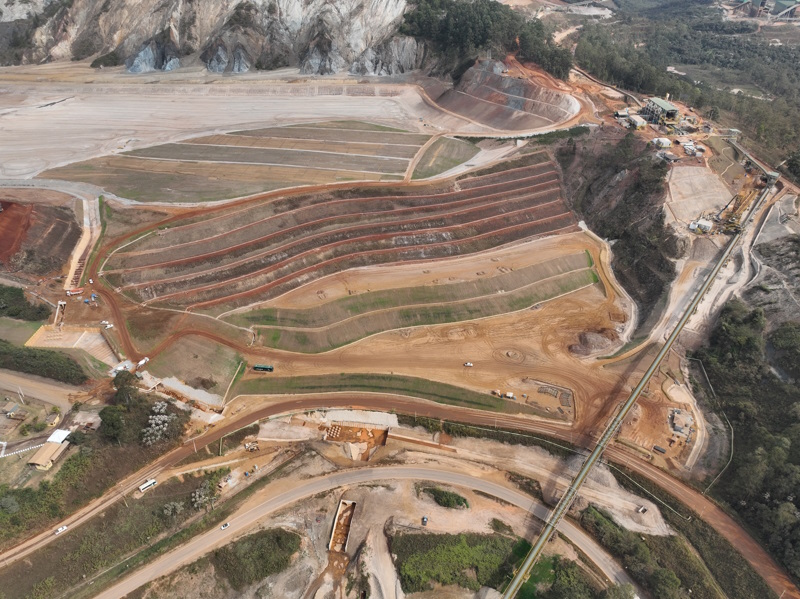 SAMARCO UTILIZA REJEITOS EM OBRAS DE DESCARACTERIZAÇÃO DE BARRAGENS