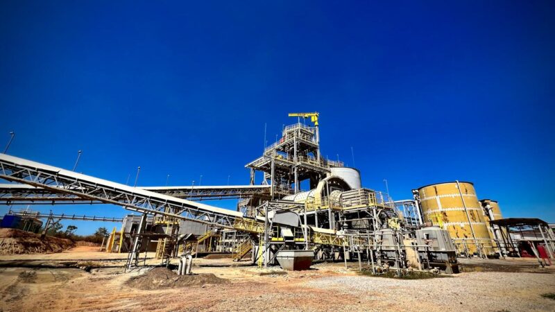 AURA REGISTRA RECORDE E CUMPRE METAS DE 2025