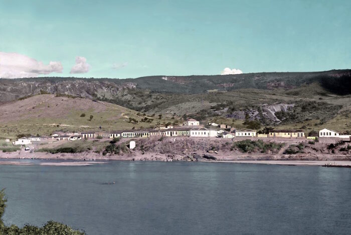 Rio Jequitinhonha, com parte da cidade de Itinga