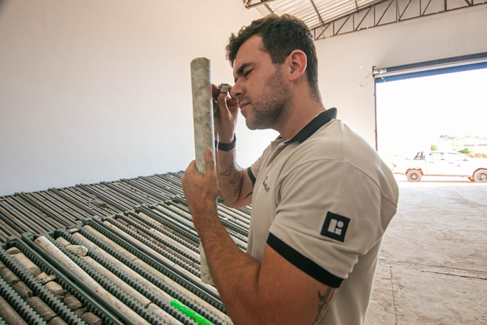 Avaliação de testemunho de sondagem por técnico