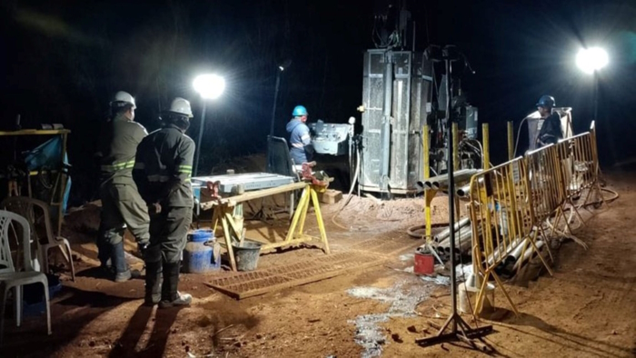 Trabalhos de perfuração para identificação de zonas mineralizadas