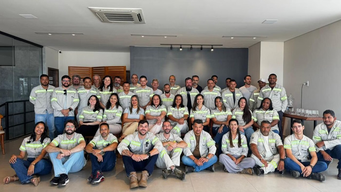 Grupo de funcionários em instalação do Projeto Bandeira