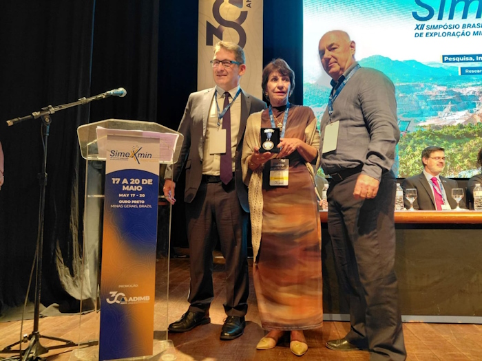 Maria José Salum recebe a medalha “Onildo Marini” de Marcos Gonçalves e Miguel Marini - Crédito: José Antônio Bicalho/Revista In the Mine