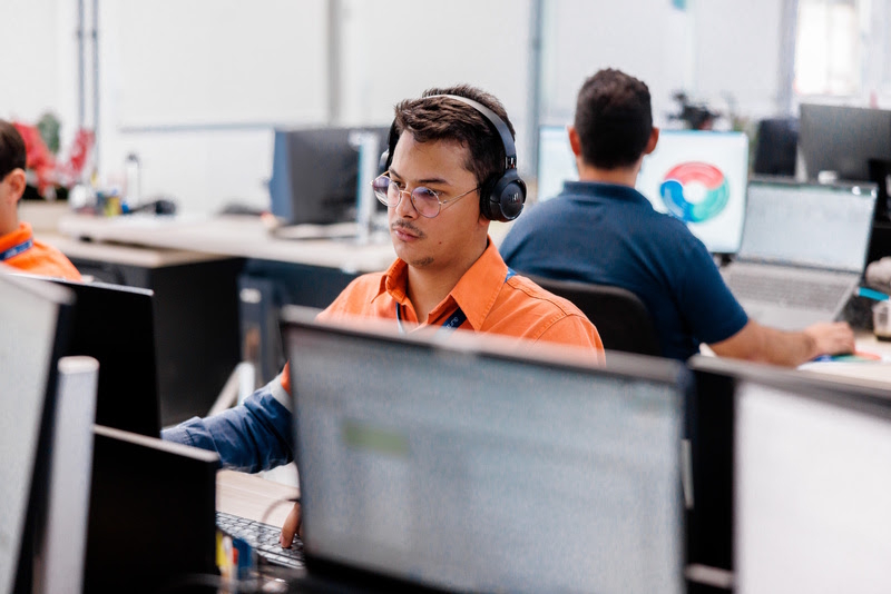 AURA ABRE 30 VAGAS VAGAS DE EMPREGO EM QUATRO ESTADOS
