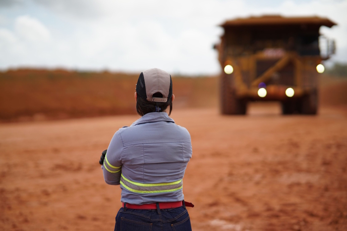 Foto 2: Retomadora de minério com sensores inteligentes e operação remota