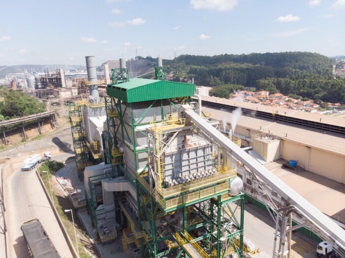 Foto 3: Caldeira da refinaria de Alumina operada com biomassa (CBA/Divulgação)
