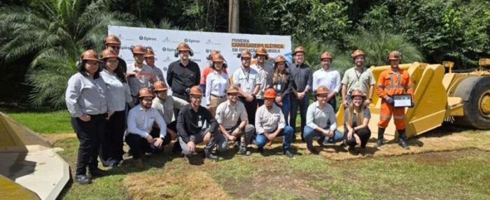 Foto 3: Equipes da Epiroc e AngloGold responsáveis pelo projeto da ST14 SG