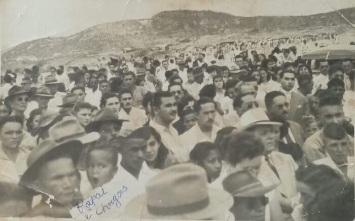 Operários durante a inauguração da pista de pouso de Currais Novos (RN)